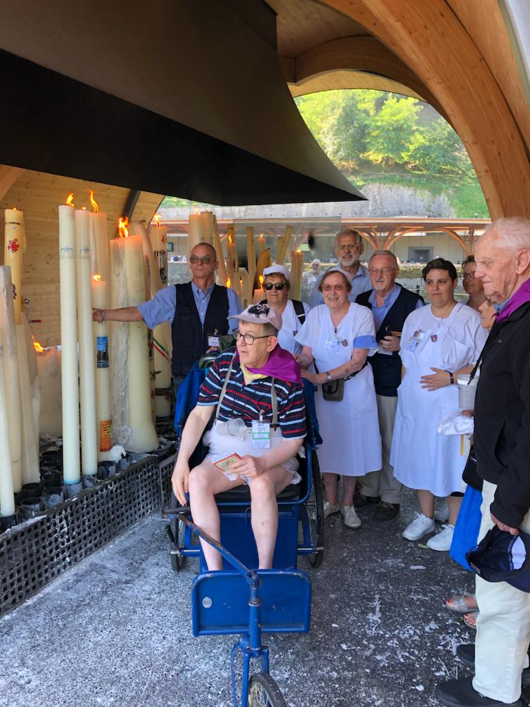 Les cierges qui brûlent à Lourdes pour notre Paroisse d’Is sur Tille
