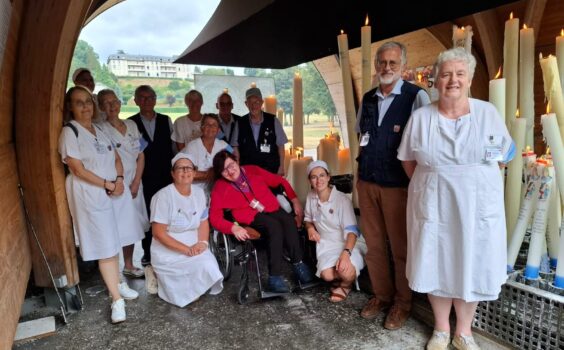 Nos paroissiens à Lourdes : un geste de lumière et de prière
