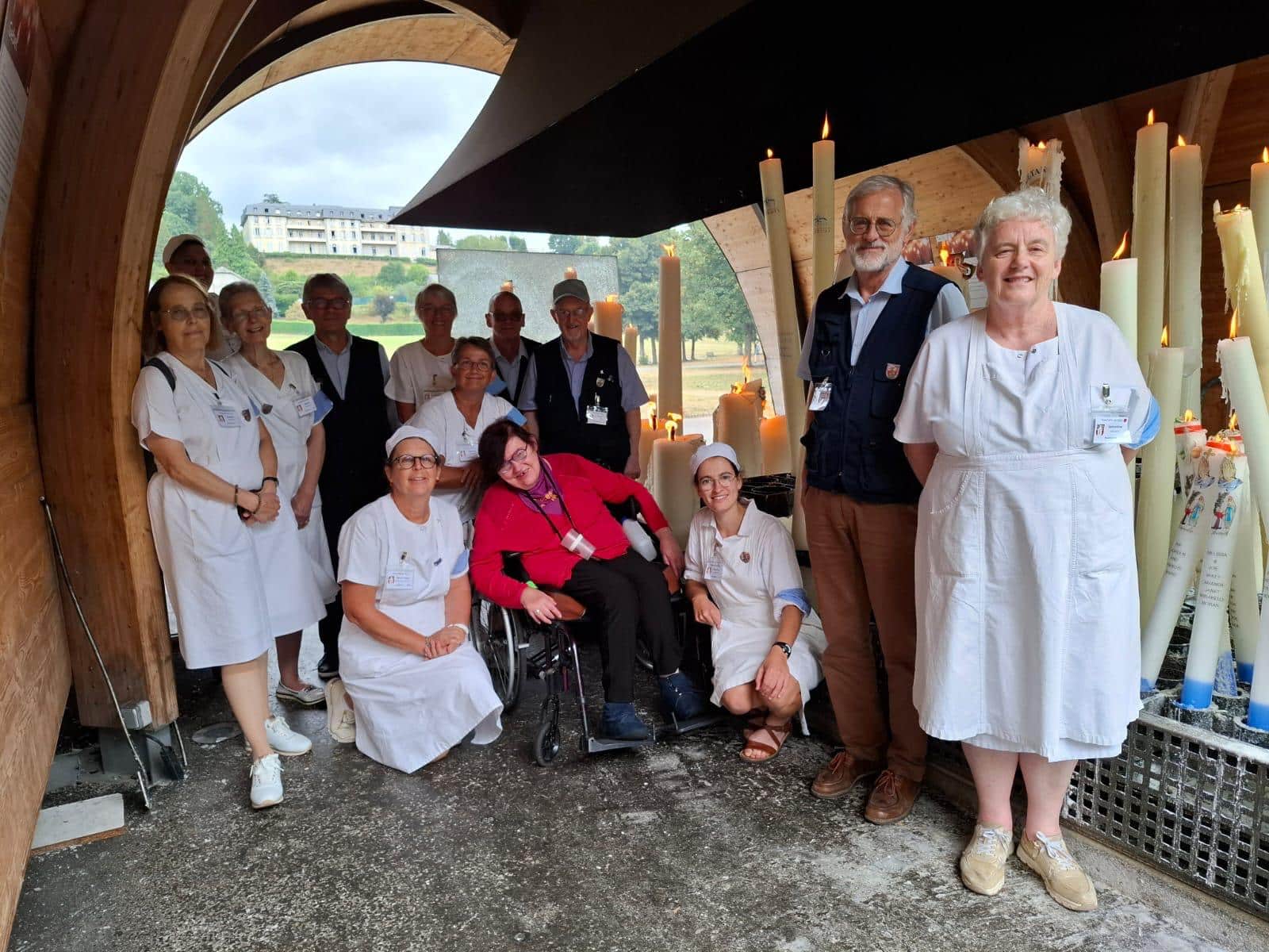 Nos paroissiens à Lourdes : un geste de lumière et de prière